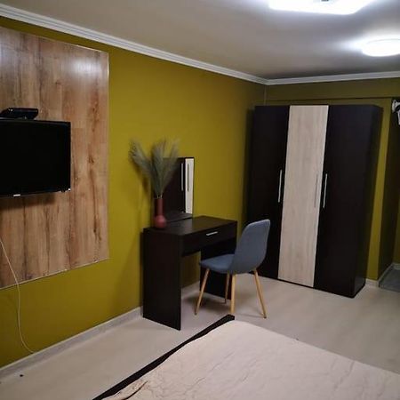 Студиото Е Партер От Жилищна Сграда. Топ Център. Lägenhet Varna Exteriör bild